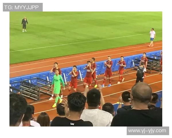 外国人热唱足球明星歌曲展现全球足球文化魅力与激情