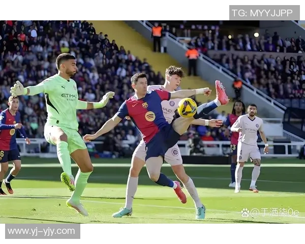 足球明星之间手部动作的微妙交流与默契配合解析