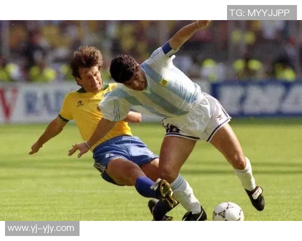 足球明星的魅力对比:黑人与白人球员的精彩瞬间与风采展示 足球明星的魅力对比:黑人与白人球员的精彩瞬间与风采展示